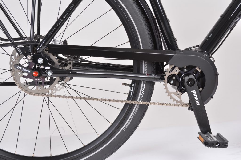 the DaCover chain/belt drive guard protects the drivetrain from the main contaminents, such as sand, water and dirt. It also reduces the risk of the rider’s trousers getting dirty or getting into the drivetrain. Extra safety and less wear.