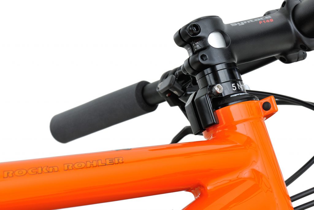 The steering angle is limited meaning that cables, brake lines and the upper tube are less likely to get damaged during a fall. In addition, trekking bikes with full low-rider bags won’t fall over due to the steering wheel turning of its own accord. By applying the iSR along with smart cable guides, we can work with shorter gear cables and ensure smoother gear changes. This is just another example of idworx going that extra mile.
