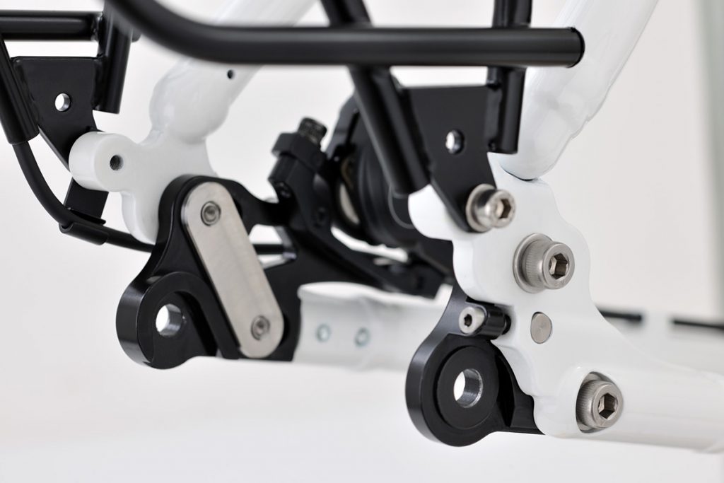 Developed especially for the idworx oPinion and Power Rohler, the very solid executed dropouts enable easy and precise adjustments to be made to chain tension. This construction makes it almost impossible to build in the rear wheel askew. 