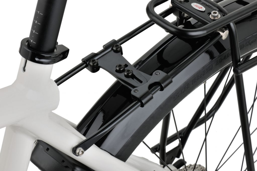 Thanks to the milled aluminium connector between the rack’s two mounting bars, the bike remains very stable, even with lots of luggage.