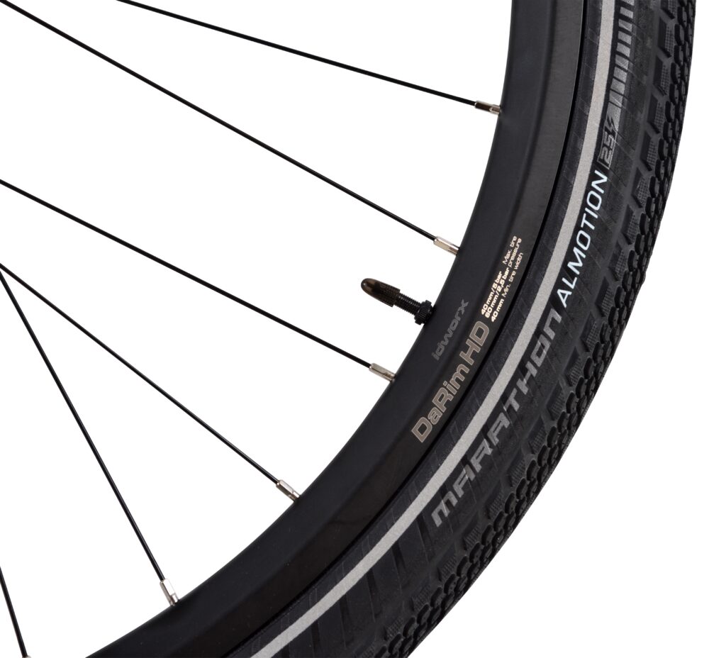 Extra stabiele velg gemaakt van extreem duurzame aluminiumlegering, met spaakgaten geoptimaliseerd in grootte en uitlijning. De perfecte upgrade voor zware rijders en iedereen die regelmatig de maximale belasting op hun idworx-fietsen duwt.De extra diepe velgbasis maakt het monteren van banden eenvoudiger - zelfs met TLE-banden.