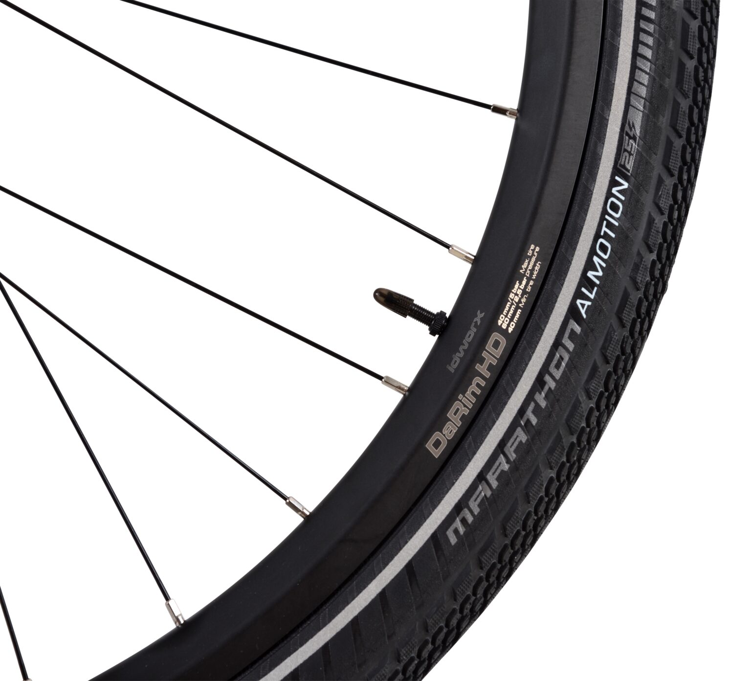 Extra stabiele velg gemaakt van extreem duurzame aluminiumlegering, met spaakgaten geoptimaliseerd in grootte en uitlijning. De perfecte upgrade voor zware rijders en iedereen die regelmatig de maximale belasting op hun idworx-fietsen duwt.De extra diepe velgbasis maakt het monteren van banden eenvoudiger - zelfs met TLE-banden.