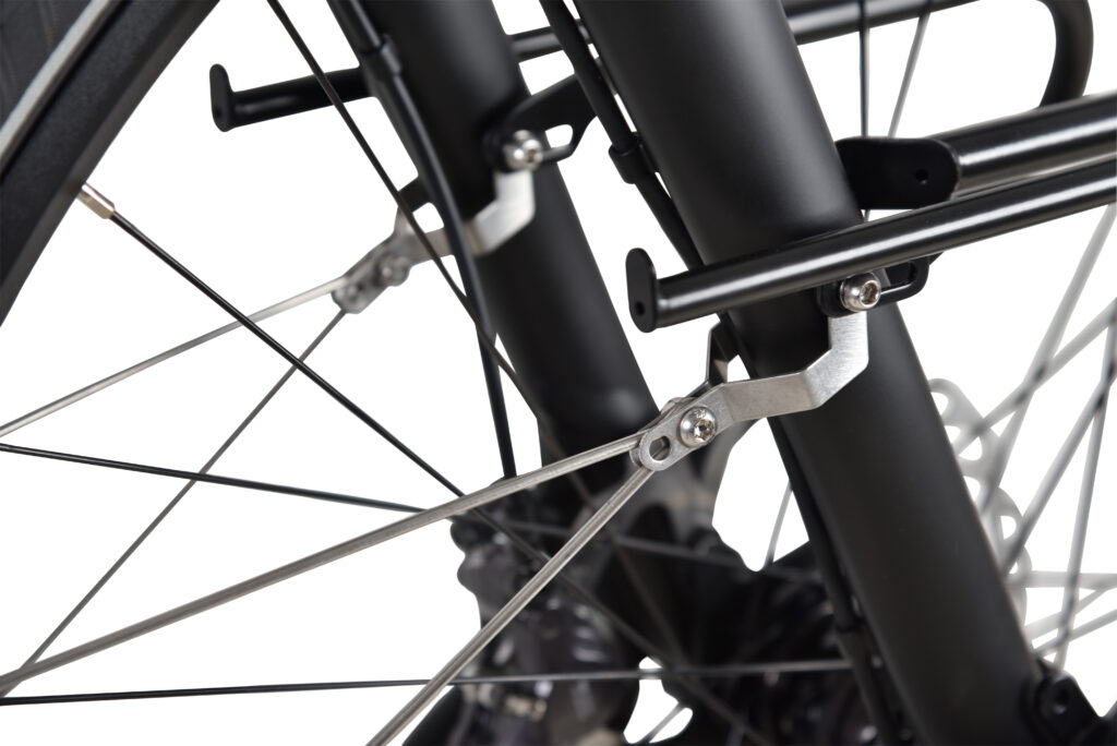 Met deze speciale beugel kan het volledige verstelgebied van fietstassen op de Low Rider worden gebruikt zonder in botsing te komen met de spatbordsteunen.