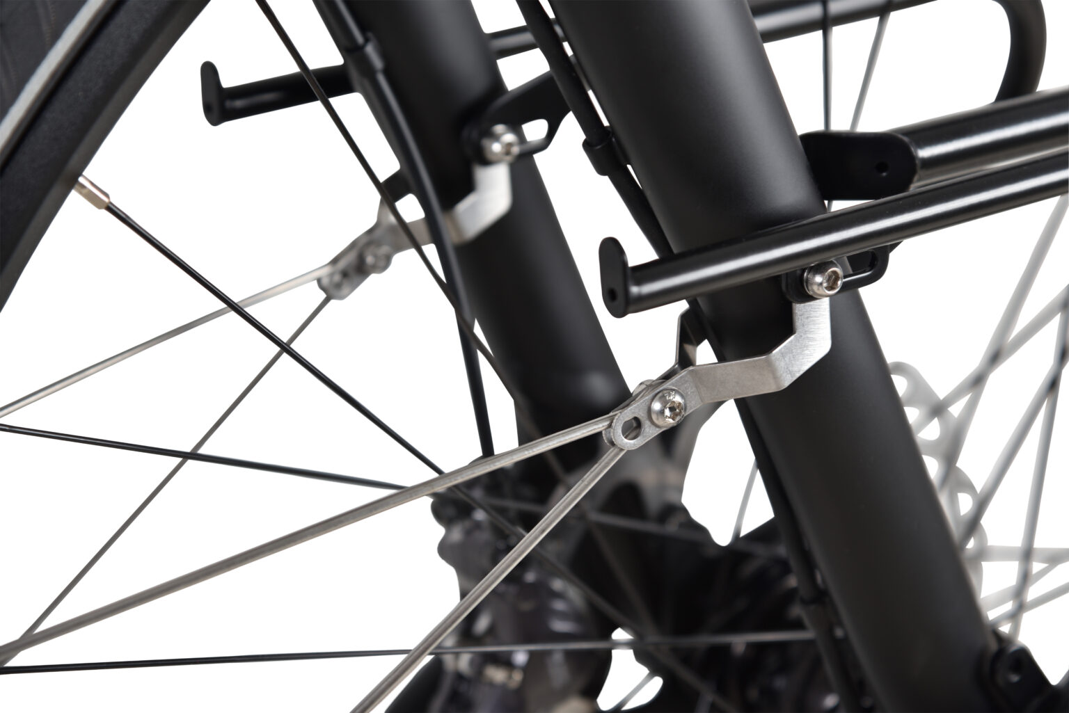 Met deze speciale beugel kan het volledige verstelgebied van fietstassen op de Low Rider worden gebruikt zonder in botsing te komen met de spatbordsteunen.