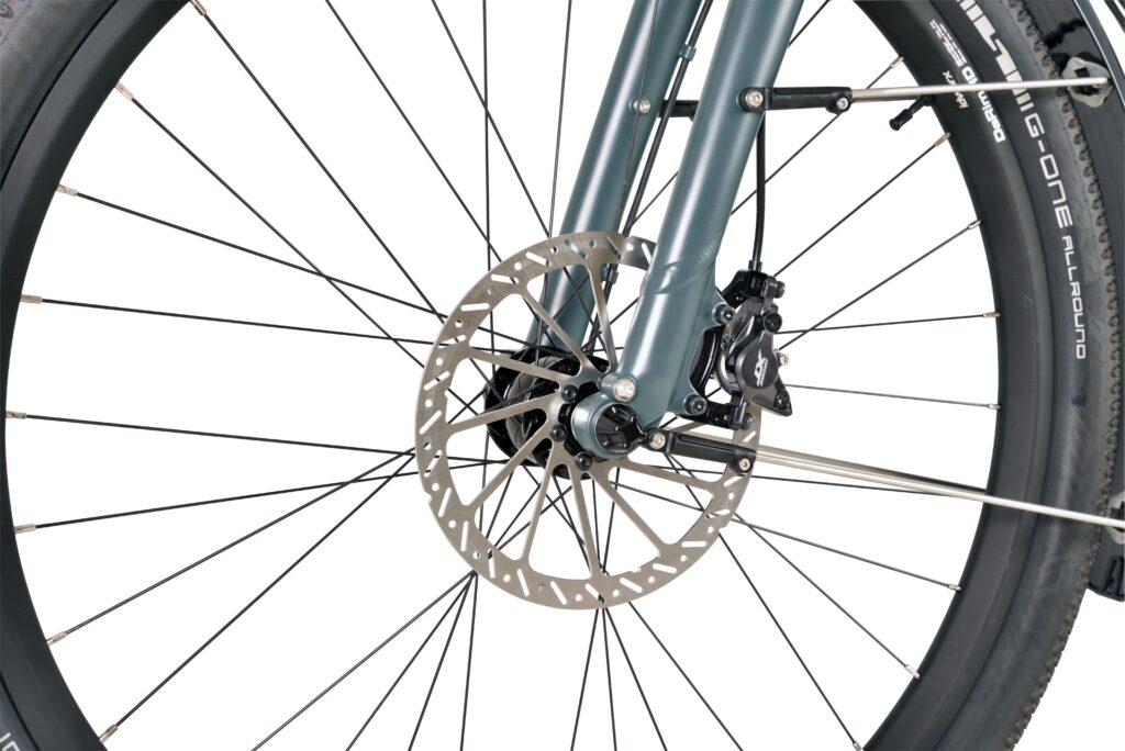 Onze nieuwe idworx Medium Disc is de perfecte manier om de prestaties van de Shimano XT 8100 Trekking schijfrem aanzienlijk te verbeteren. Door het speciale ontwerp van het remoppervlak verhogen we de remprestaties (remprestaties op droog en nat wegdek) aanzienlijk in vergelijking met de standaard Shimano-remschijf, terwijl we tegelijkertijd gemakkelijk te controleren zijn. Dankzij de speciale staallegering in combinatie met 2 mm dikte bereiken we een betere warmteafvoer en een stabieler drukpunt. Door de in het remoppervlak geïntegreerde slijtage-indicatoren is het zeer eenvoudig om de slijtagegrens van de schijf te zien. Verkrijgbaar in een diameter van 203 mm met 6-gaats en 4-gaats houder voor Rohloff.