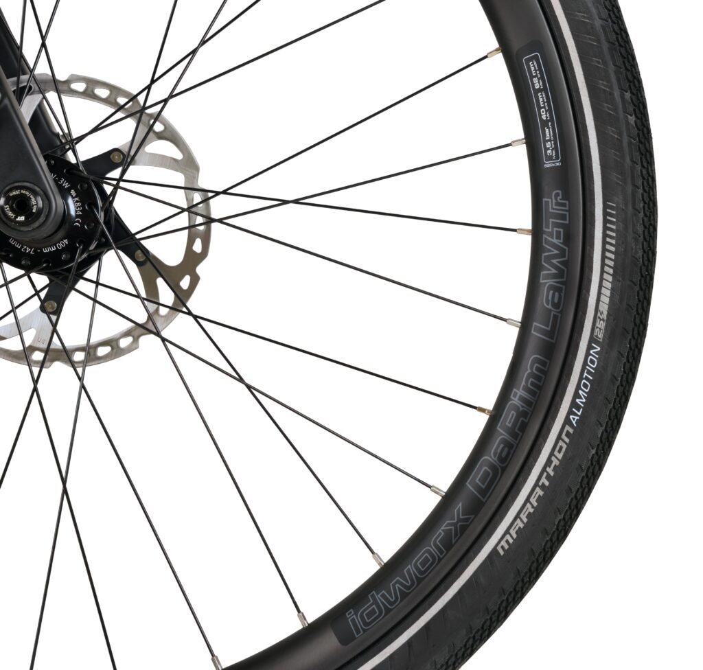 DaRim LaW-Trekking haakse Carbon velg (29"). Extra brede 30 mm carbon velgen voor elk type band.
Waarschijnlijk de meest verstandige optie om de prestaties van uw idworx nog verder te verbeteren. De grotere binnenbreedte van de velg verbetert de ondersteuning van brede banden, die zo typerend zijn voor idworx. Daarom kunt u de bandenspanning nog verder verlagen om de tractie en het rijcomfort te vergroten. De fiets verliest geen stuurprecisie, omdat de vorm van de band door de bredere velg meer wordt gestabiliseerd. Op paden met grotere hobbels kunt u zelfs de rolweerstand verminderen.
De velgen zijn stabieler dan welke aluminium velg dan ook. Vergeleken met de standaard aluminium velg gemonteerd op idworx, bespaart de DaRim LaW-Trekking tot 75 gram per velg en verbetert de stijfheid van de wielen evenals hun stabiliteit. Maat- en uitlijning geoptimaliseerde spaakgaten en een extra versterkt profiel zorgen voor veiligheid en extreem lange levensduur.