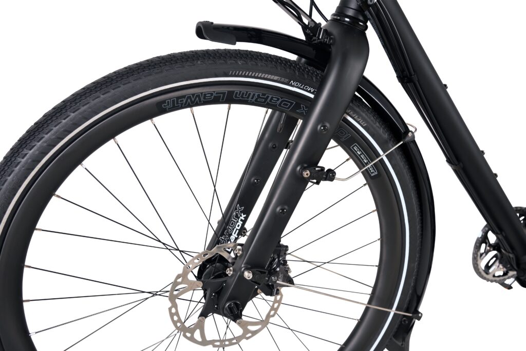 idworx staat voor consistente ontwikkeling. Daarom was het een logische stap om onze aluminium trekkingvork naar de volgende evolutionaire fase te brengen.
Het resultaat was onze nieuwe DaFork full carbon trekkingvork. De hoogtepunten zijn:
- laag gewicht (ca. 500 g gewichtsbesparing ten opzichte van de aluminium versie)
- taps toelopende full carbon schacht, ontworpen voor extreme belastingen
- flat mount remmontage
- geïntegreerde remleiding en kabelgeleiding
- SL contact voor plug-free naafdynamo's
- vervangbare schroefdraadinzetstukken voor lage rijder en spatbordmontage
- extra bevestigingspunten voor bikepacking-uitrusting of extra bidonhouders
- verkrijgbaar in UD mat en UD glanzend
- max. remschijfdiameter 180 mm (niet compatibel met iBD en onze nieuwe medium schijf voor Shimano.)