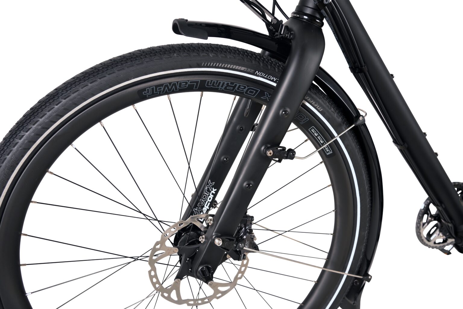 idworx staat voor consistente ontwikkeling. Daarom was het een logische stap om onze aluminium trekkingvork naar de volgende evolutionaire fase te brengen.
Het resultaat was onze nieuwe DaFork full carbon trekkingvork. De hoogtepunten zijn:
- laag gewicht (ca. 500 g gewichtsbesparing ten opzichte van de aluminium versie)
- taps toelopende full carbon schacht, ontworpen voor extreme belastingen
- flat mount remmontage
- geïntegreerde remleiding en kabelgeleiding
- SL contact voor plug-free naafdynamo's
- vervangbare schroefdraadinzetstukken voor lage rijder en spatbordmontage
- extra bevestigingspunten voor bikepacking-uitrusting of extra bidonhouders
- verkrijgbaar in UD mat en UD glanzend
- max. remschijfdiameter 180 mm (niet compatibel met iBD en onze nieuwe medium schijf voor Shimano.)