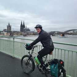 Anbei ein paar Fotos, die zeigen, dass mein oPinion Ti BLT nicht nur ein tolles Reiserad, sondern auch hervorragend für den alltäglichen Lastentransport geeignet ist, ganz im Sinne der Mobilitätswende. Rainer. idworx oPinion Ti BLT Reiserad