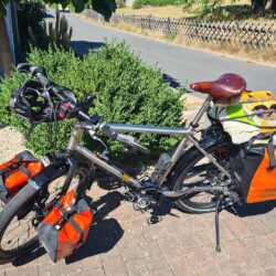 Anbei ein paar Fotos, die zeigen, dass mein oPinion Ti BLT nicht nur ein tolles Reiserad, sondern auch hervorragend für den alltäglichen Lastentransport geeignet ist, ganz im Sinne der Mobilitätswende. Rainer. idworx oPinion Ti BLT Reiserad