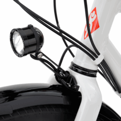 Speciale uitvoering van de onovertroffen edelux koplamp van Schmidt met aangepaste reflector voor beter zicht, ook vlak voor de fiets. Nieuw ontwikkelde lamphouder waardoor de koplamp zich op de ideale positie bevindt en hinderlijke schaduwen in het zichtveld voorkomen worden.
