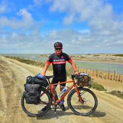 'n reis door Frankrijk, Camargue 2024. Ik noem m'n fiets "Königstiger" naar een tank in W0ll. Een zware tocht over vaak slechte wegen doorstaan. Henk Kamphuis. idworxer france