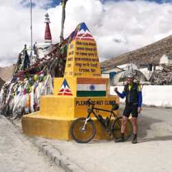 Adriaan heeft op respectievelijk 16, 23 en 25 augustus met zijn idworx Alpine Rohler achtereenvolgens de Wari La, Kardung La en de Chang La pas beklommen. Hij noemt zich een echte idworx “fanaat” en hij heeft Gerrit de super tip van VANMAX pindakaas uit Amsterdam gegeven! idworx ER