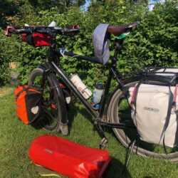 Seit vielen Jahren fahre ich mit meinem All Rohler durch halb Europa. Seit ich in Rente bin, sogar noch öfter. Ich bin so dankbar für das Rad. Ich reise immer mit (zu)viel Gepäck und da brauche ich mit meinen knapp 100 Kilo ein stabiles Rad. Bis auf einen einzigen Speichembruch gab es nie Probleme. Das Rad läuft wie ne Eins. Mittlerweile gehöre ich zu der verschwindenden Minderheit, die nicht mit einem E-Bike unterwegs sind. Ich kann’s noch (65 Jahre) und freue mich dran. Heinrich.