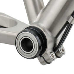 Excentrische bottom bracket met geëntegreerde RVS kogellagers. De enige trapas op de markt met daadwerkelijk op de praktijkbelasting berekende kogellagers voor een extreem lange levensduur en een zeer hoog rendement bij zware belasting.