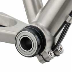 Tretlagerexzenter mit integrierten, rostfreien Kugellagern. Die extra von idworx für diese Anwendung entwickelten Lager mit spezial Dichtung sind die Basis für das einzige Innenlager am Markt mit wirklich belastungsgerechter Dimensionierung für extrem lange Lebensdauer und optimalen Leichtlauf auch bei allerhöchster Belastung.