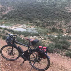 Ben al tijden superblij met mijn oPinion, nu met (verlengd) Surly Corner bar. Heb veel sturen uitgeprobeerd, maar dit is het einde. Voor mij. Foto enkele weken geleden genomen tijdens dagtochtje in de Extremadura, Spanje. Henk.