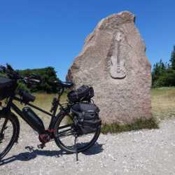 Mit dem Idworx oPinion-E auf Fehmarn am Denkmal von Jimi Hendrix. Ein wunder schönes Fahrvergnügen, freu mich jeden Tag auf eine neue Tour. Jöring. idworx oPinion-E