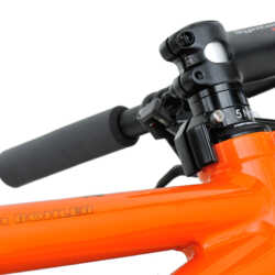 <p>The steering angle is limited meaning that cables, brake lines and the upper tube are less likely to get damaged during a fall. In addition, trekking bikes with full low-rider bags won’t fall over due to the steering wheel turning of its own accord. By applying the iSR along with smart cable guides, we can work with shorter gear cables and ensure smoother gear changes. This is just another example of idworx going that extra mile. </p>