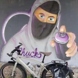 Onderstaande foto is gemaakt in het Duitse Meppen aan de Ems in oktober. De kleur van mijn oPinion eT is Steingrau en is super! Al lijkt de graffiti spuiter het daar niet mee eens te zien :) Henk idworx eT