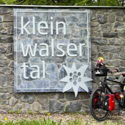 Hierbij 2 foto's van mijn geweldige fiets waar ik vandaag exact 6 jaar mee rondfiets met intussen iets meer dan 35.000 km op de teller. Ik nam de foto's bij aankomst in het KleinWalserTal op 21 mei. Op de achtergrond van foto 2 de imposante 'Hoher Ifen' (2230m) met nog uitzonderlijk veel sneeuw voor de tijd van de het jaar. Ludo. idworxer