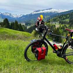 Hierbij 2 foto's van mijn geweldige fiets waar ik vandaag exact 6 jaar mee rondfiets met intussen iets meer dan 35.000 km op de teller. Ik nam de foto's bij aankomst in het KleinWalserTal op 21 mei. Op de achtergrond van foto 2 de imposante 'Hoher Ifen' (2230m) met nog uitzonderlijk veel sneeuw voor de tijd van de het jaar. Ludo. idworxer