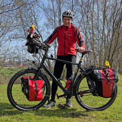 Hierbij een foto mezelf met mijn 6 jaar jonge idworx oPinion BLT met bijna 35000 km op de teller en sinds 2 jaar mijn enige eigen geweldige vervoermiddel.
Nu aan het voorbereiden op een fietstocht naar het KleinWalserTal (Oostenrijk). Als alles verloopt zoals ik nu gepland heb, fiets ik door Wachtberg en kom ik even tot aan jullie voordeur om een fotootje te maken. Ludo. idworx Rohler BLT