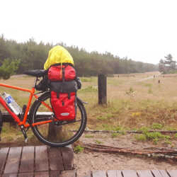 Anbei, mein langjähriger All Rohler „Weggefährte“ (seit inzwischen 8 Jahren und über 60.000 km). Foto ist an der Kurischen Nehrung bei Regen entstanden. Horst. idworx All Rohler