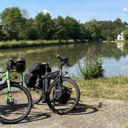 Op onze fietsvakantie in de Bourgogne fietsen we langs kanalen zoals het “Canal de Bourgogne”. Tijdens de vakantie hebben we ruim 900km probleemloos afgelegd met onze idworx fietsen. Alex. idworx fietsen