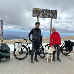 Herzliche Grüße vom Mont Ventoux senden euch Hans-Peter und Katharina aus Ulm. Mit schwerem Gepäck und Hundeanhänger sind wir mit unseren oPionion ET Pedelecs oben gut angekommen. Dank Rekuperation hatten wir unten wieder einen Strich  mehr am Akku. Das Rad fährt sich super. Herzliche Grüße vom Mont Ventoux senden euch Hans-Peter und Katharina aus Ulm. Mit schwerem Gepäck und Hundeanhänger sind wir mit unseren oPionion ET Pedelecs oben gut angekommen. Dank Rekuperation hatten wir unten wieder einen Strich mehr am Akku. Das Rad fährt sich super.
