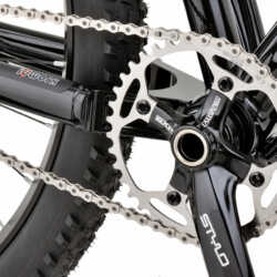 The Long Life chain ring we developed at idworx made of hardened stainless steel with an uneven number of teeth together with the extra-hardened idworx KMC E1 ePT chain and Rohloff steel sprocket, makes for unprecedented longevity. In our oPinion models we even fit our Long Life chain ring back and front. Chain tension requires less frequent checks - a pleasing consequence of a more wear-resistant drive.