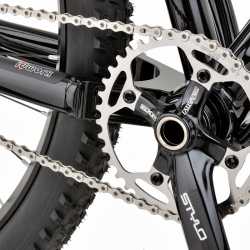 Het door onszelf ontwikkelde idworx Long Life kettingblad uit gehard en roestvast messenstaal met een ongelijk aantal tanden zorgt samen met de extra geharde idworx KMC e1 EPT ketting en het stalen Rohloff tandwiel voor een ongekend lange levensduur. Bij onze oPinion modellen monteren we zelfs het Long Life kettingblad zowel voor als achter. Prettig gevolg van een slijtvastere aandrijving is dat de kettingspanning minder vaak dient gecontroleerd te worden.