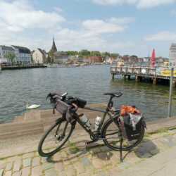 vielen Dank für das schöne, robuste und zuverlässige Grandone. Ich habe Ende Mai eine Trans-Germany Tour gemacht, von Oberstdorf nach Flensburg (1070 km, über 7000 hm), da hat sich das Rad absolut bewährt. Sei es die super Bergübersetzung oder die leistungsstarke und standfeste Bremsanlage, alles durchdacht und zuverlässig. Außer die Kette zu ölen, war nichts zu tun am Fahrrad. Andreas.