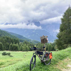 Das Rockn Rohler ist wirklich toll!  Das war die 1.900 km Tour durch die Alpen mit 15.000 Hm für das ich es gekauft habe, um abseits des Autoverkehrs fahren zu können – der Plan hat funktioniert! Ich musste nur die Kette ölen – nicht einmal nachspannen und sonnst nichts. Mike idworx Rockn Rohler