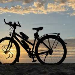 Mijn Easy Rohler bij zonsondergang op Romo Denemarken. De fiets gekocht in 2006. Vele km in veel landen mee gefietst en loopt nog steeds uitstekend.  Berti (70 jaar)