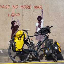 Deze fietsvakantie (06/2023) een groot stuk langs het kanaal gefietst op mijn oPinion. Dus ook langs de bevrijdingsstranden. In Arromanches-Lles-Bain plaatse ik mijn fiets tegen deze muurschildering. Wouter. idworx oPinion