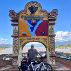 Net terug van een 3000km tocht door Noord Thailand en Laos en kan enkel zeggen "My best touring bike EVER!!”
Hier foto van “my precious” in de Golden Triangle. Walter. idworx oPinion