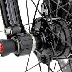 It's all in the details. Onze ingenieurs werkten een heel jaar aan onze nieuwe 'travel spec' vork. Het doel: de meest doordachte trekking voorvork ooit voor trekkingfietsen te maken. De tapered vorkbuis en oversized vorkpoten vormen de basis. De strategisch gesoldeerde en verstevigde nokken voor de bedrading van de verlichting, de geleiding voor de remleidingen en de bevestiging van voordrager, spatbord en onze vaak gekopieerde lamphouder zijn typisch idworx. Nieuw is ook de lamphouderbevestiging, zonder gaten door de vorkkroon en vorkbuis. Dit zorgt voor extra sterkte en duurzaamheid. De speciaal met SON ontwikkelde naafdynamo met 15 mm steekas en stekkerloze contactering maakt het plaatje af.