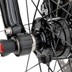 It’s all in the details. Our engineers worked a whole year long on our new idworx ‘travel spec’ fork. Our objective: the most thought-through and perfect front fork ever made for trekking bikes. The tapered fork tubes and oversized fork legs form the basis. The strategically soldered and reinforced cams with wiring for the lamps, the guide for the brake line and the fitting of the carrier, mudguard and our lamp bracket that has frequently been copied, are all characteristic of idworx. The fitting for the lamp holder is also new and we have done it without drilling any holes through the crown of the forks or the fork tubes thus ensuring it will be extra strong and hardwearing. To complete the picture, the hub dynamo that we developed specially with SON, has a 15mm thru axle and plugless bonding.