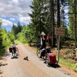 … Das andere Foto stammt vom Iron-Curtain Trail, einen Teil davon bin ich heuer mit meiner Familie gefahren.
Franziskus