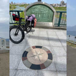 In 5 Wochen 3.600 km im Sattel und 32.000 Höhenmeter durch Japan: Die Reise war ein Traum mit den ganz normalen kleinen Tourkatastrophen. Das Rad hat perfekt gepasst, die Kurbeln sind am Berg zusammen mit Rohloff ein Traum, ich hatte nie Rückenschmerzen wegen der Top Abmessungen, die Carbonfelge trotzt jedem noch so tiefen Schlagloch, Tubeless ist absolut pannenfrei , für‘s IPhone gab es auch immer genug Energie und mit dem Licht(Sensor) ist auch der längste Tunnel ein Kinderspiel. Danke, dass Ihr so zuverlässige Räder baut. Die Japaner haben nur so gestaunt, was Made in Germany alles kann und waren stolz, dass wenigstens die Bremse von Shimano ist (die bergab selbst im Regen auch ein maximales Sicherheitsgefühl vermitteln).
Anbei ein paar Impressionen, die nur teilweise ausdrücken können wie eindrucksvoll es landschaftlich gewesen ist.
Beste Grüße aus Osaka,
Knut
P.S. ein paar mehr Fotos gibt es noch auf k_nut100 auf Instagram