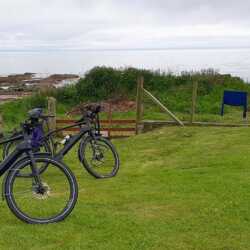 Onze oPinion eT liggen schitterend op de weg: heerlijk stijf frame, fantastisch afgewerkt, geen piepjes of kraakjes, super bagagedrager, echt weer helemaal idworx. Wat 'n vermogen. 25-30 km per 20%, dus zeker 125 km per dag. Meestal rijden we in stand 1, bij klimmen meer, bij dalen vaak 3 blauw waarbij de accu weer iets wordt opgeladen. Ruud en Helma. idworx oPinion eT