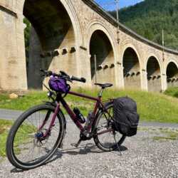 Liebe Leute vom Idworx-Team,
ich habe mein Bike jetzt schon mehr als vier Jahre, ich nütze es jeden Tag zum Pendeln in Wien, und ich fahre regelmäßig Mehrtages-Touren. Ich bin immer noch super glücklich mit meinem Idworx, ich freue mich bei jeder Fahrt über mein Fahrrad! Anbei zwei Fotos von heuer: Zum einen die Überquerung des Senmering-Passes zwischen Niederösterreich und der Steiermark, im Hintergrund die UNESCO-Weltkulturerbe-Eisenbahnlinie mit dem Bahn-Viadukten aus dem 19. Jahrhundert …