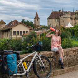 Jessica de Korte fietst momenteel met haar idworx oPinion BLT door Frankrijk. Binnenkort is haar reis te volgen op haar YouTube-kanaal Fietsvlogger: youtube.com/fietsvlogger. Ook werkt ze aan verhalen in onder meer FietsActief, Zin, Pasar, Bike Explorer en Leven in Frankrijk.
At the moment Jessica de Korte is cycling through France on her idworx oPinion BLT. Her journey can be followed on her YouTube-channel Fietsvlogger soon: youtube.com/fietsvlogger. She is working on articles in Dutch and Belgian magazines as well.