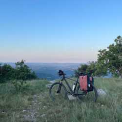 Danke an idworx für das beste Gefährt (Rockn Rohler) von Kroatien nach Süddeutschland.
<a href="https://albert.ag/fahrradtour-europa/">albert.ag/fahrradtour-europa/</a> Idworx Rockn Rohler in Kroatien